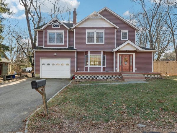 10 W Sanders Street, Greenlawn, NY 11740