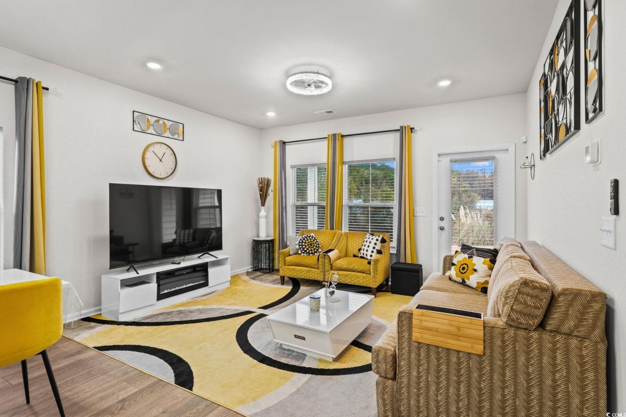 2066 Santa Maria St. Photo 8