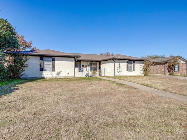 820 Ash Street, Burleson, TX 76028