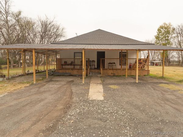 820 E Okmulgee Avenue , Checotah, OK 74426