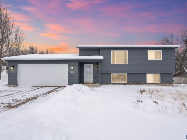 1001 N Homestead Cir, Sioux Falls, SD 57103