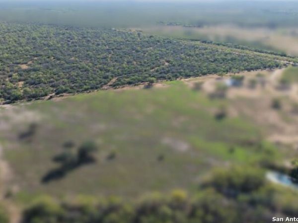 601 Co Rd 642, Yancey, TX 78886