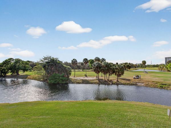 555 Oaks Lane, Unit 207, Pompano Beach, FL 33069