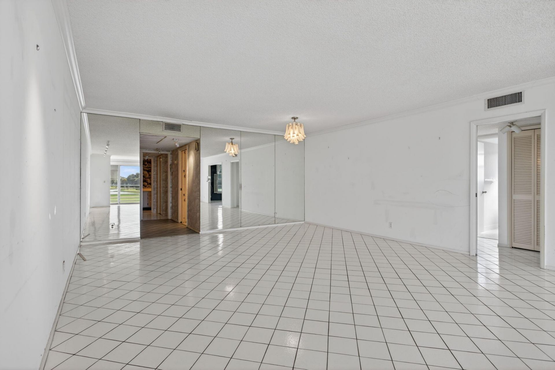 555 Oaks Lane, Unit 207, Pompano Beach, FL 33069 Photo