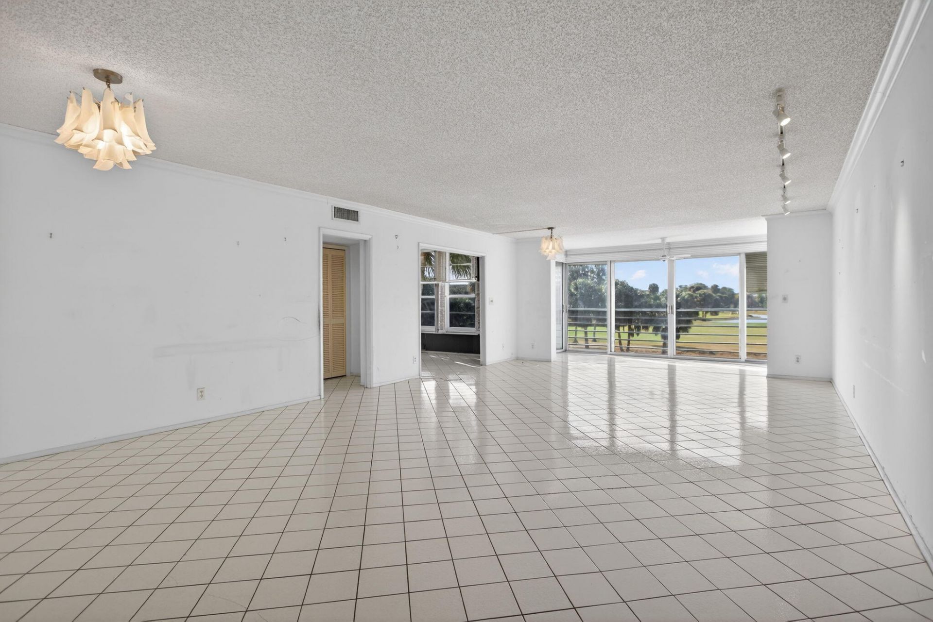 555 Oaks Lane, Unit 207, Pompano Beach, FL 33069 Photo