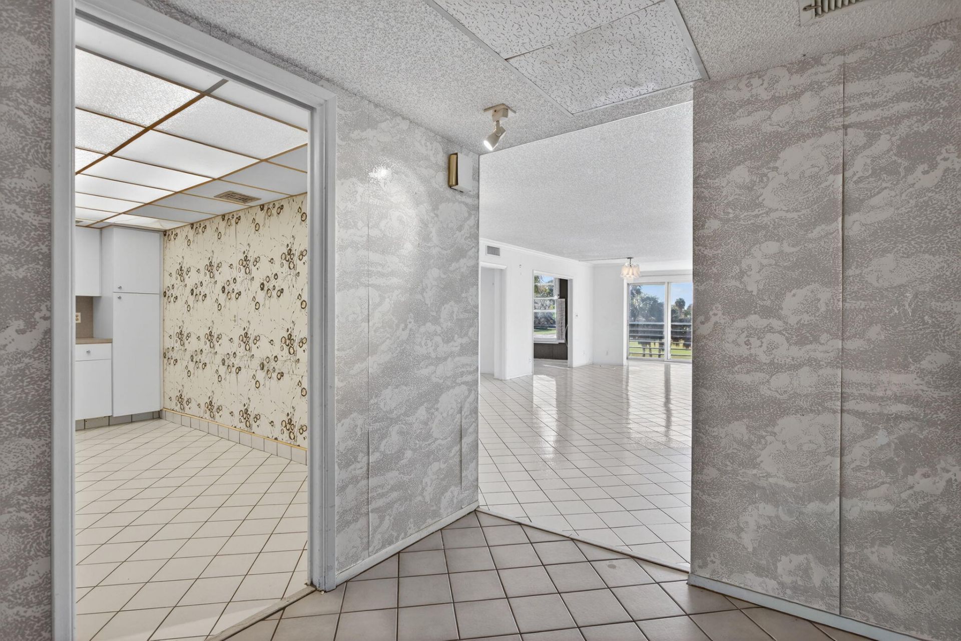 555 Oaks Lane, Unit 207, Pompano Beach, FL 33069 Photo