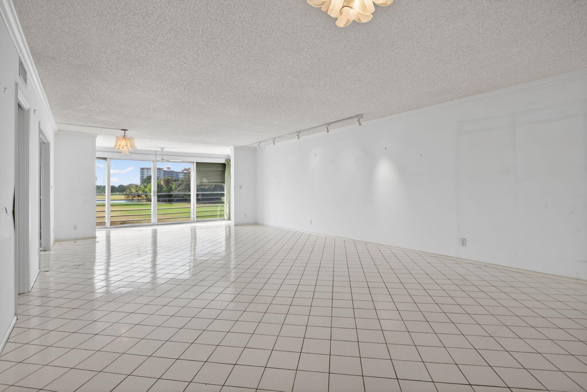 555 Oaks Lane, Unit 207, Pompano Beach, FL 33069 Photo