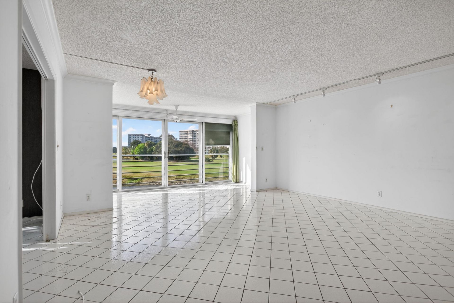 555 Oaks Lane, Unit 207, Pompano Beach, FL 33069 Photo