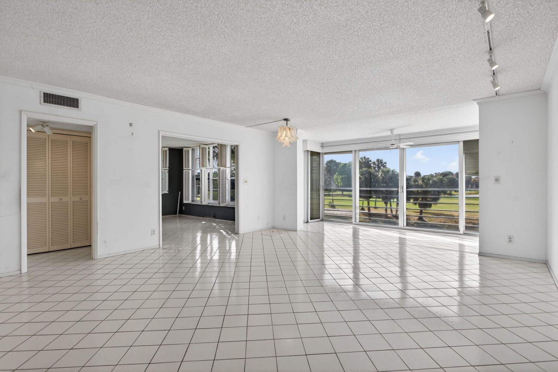 555 Oaks Lane, Unit 207, Pompano Beach, FL 33069 Photo