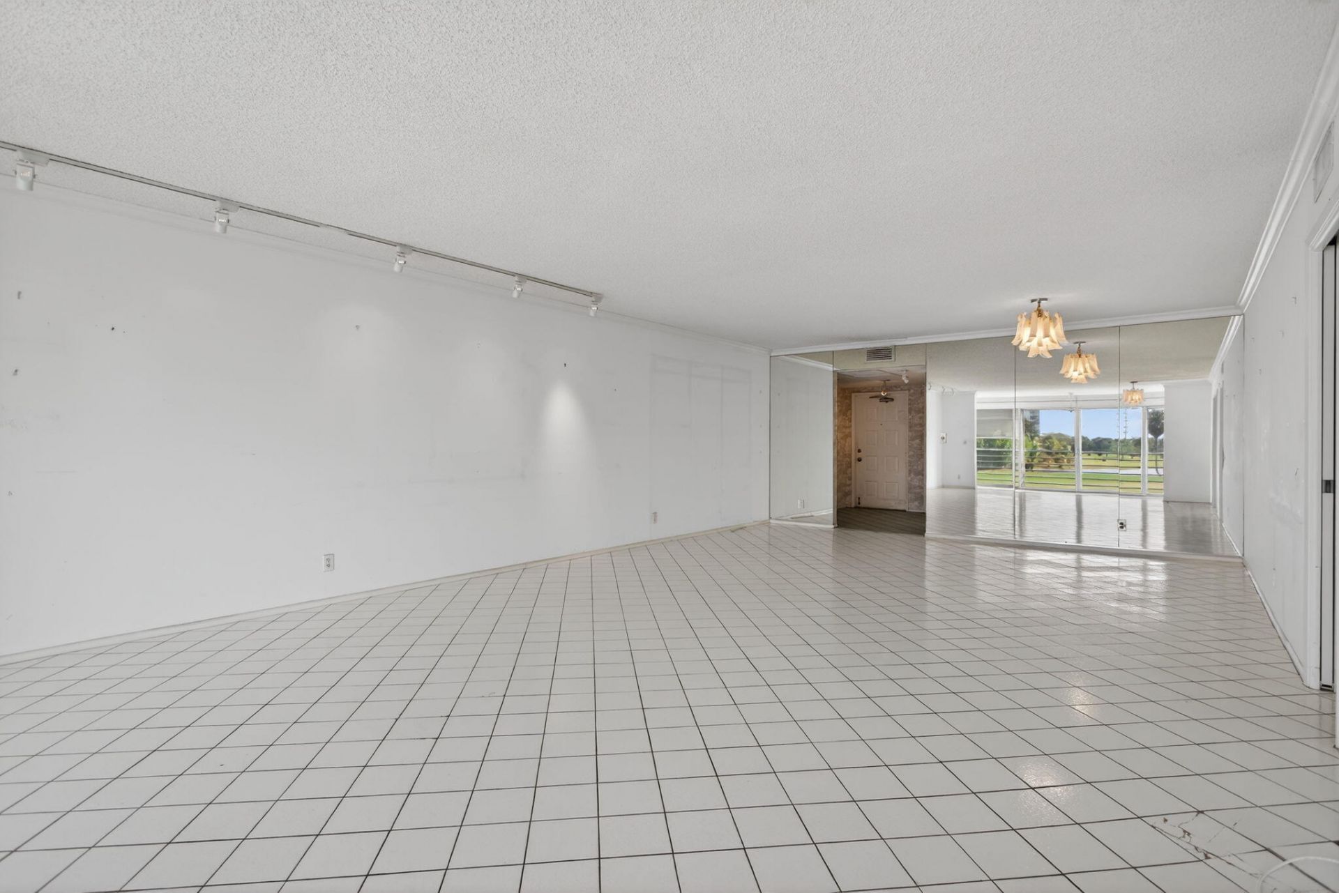 555 Oaks Lane, Unit 207, Pompano Beach, FL 33069 Photo