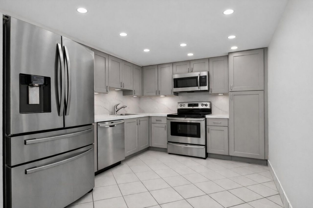 555 Oaks Lane, Unit 207, Pompano Beach, FL 33069 Photo