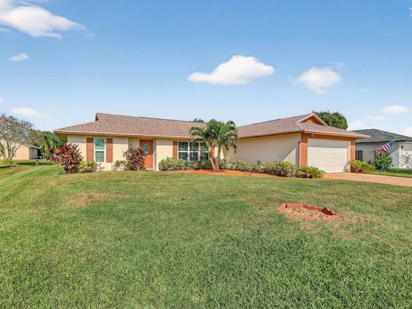 943 SE Brookedge Avenue E, Port St. Lucie, FL 34983