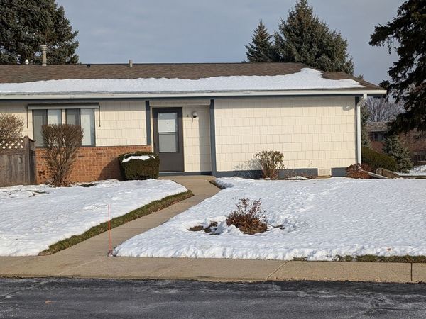 4712 W Oakwood Drive, Unit 4, McHenry, IL 60050