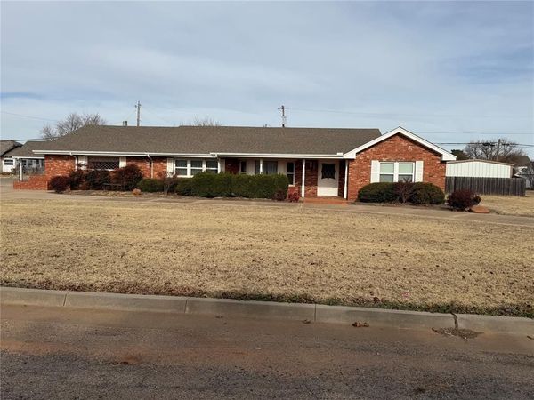 705 E Whitmer , Sentinel, OK 73664