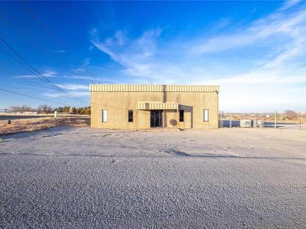 1713 S 28th Street, Clinton, OK 73601