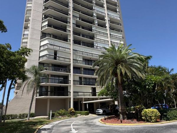 2425 Presidential Way, Unit 203, West Palm Beach, FL 33401