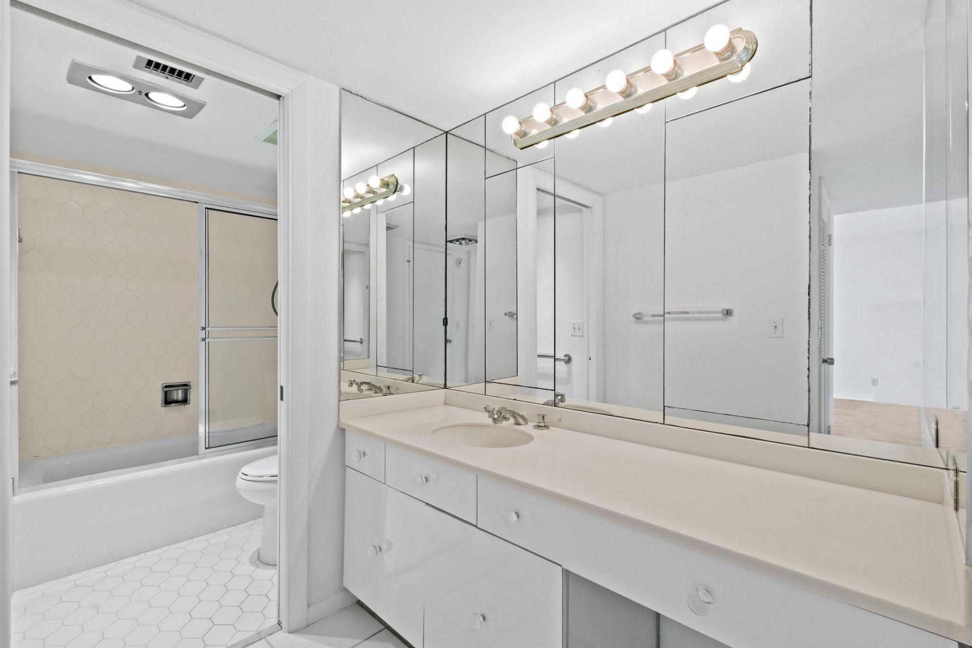 2425 Presidential Way, Unit 801, West Palm Beach, FL 33401 Photo