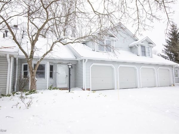 750-2 Hampton Circle, Unit 2, Aurora, OH 44202