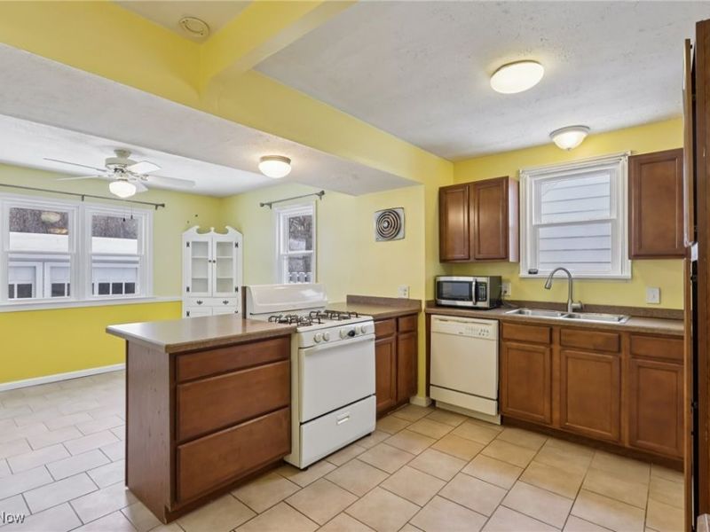 1606 Parker Drive, Mayfield Heights, OH 44124 Photo 4