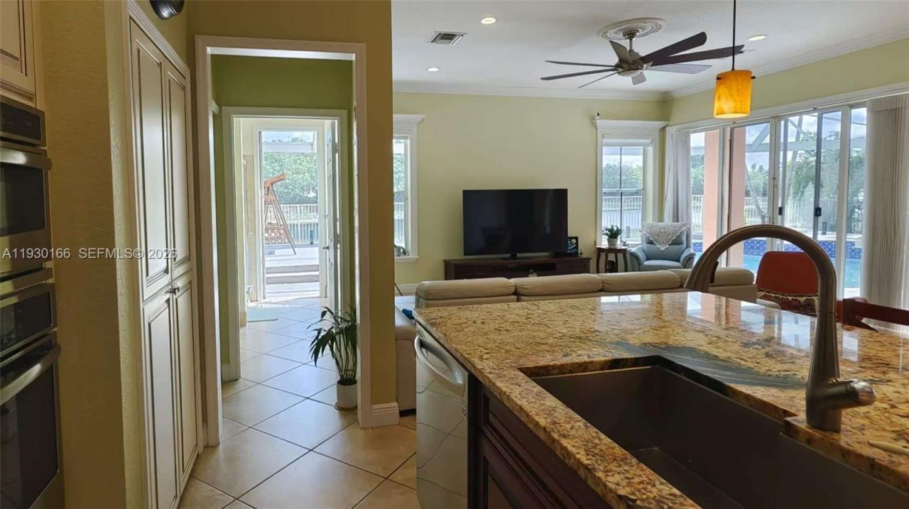 1035 Waterside Cir, Weston, FL 33327 Photo