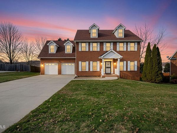 1402 Lake Ridge Square, Johnson City, TN 37601