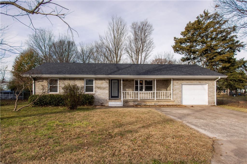 908 S Maple Street, Siloam Springs, AR 72761 Main Photo