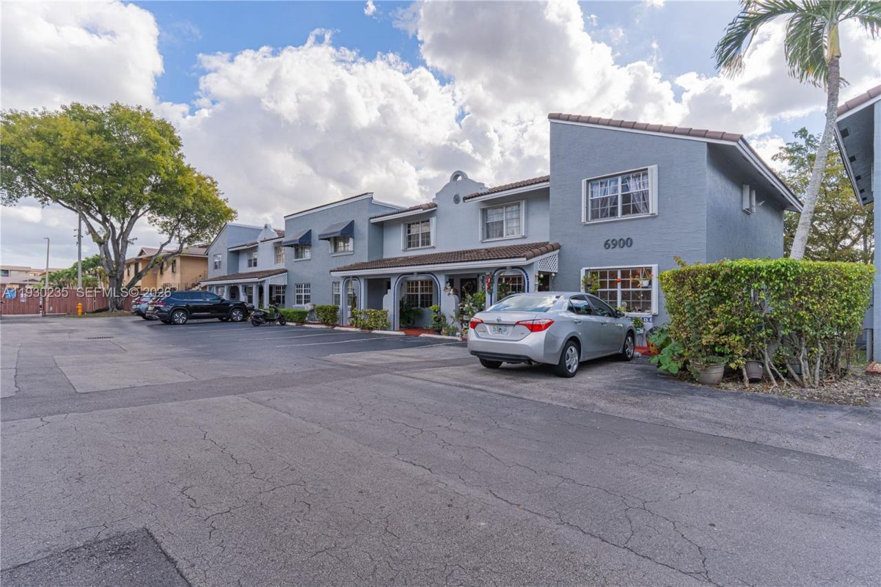 6900 NW 173rd Dr, Unit 1108, Hialeah, FL 33015 Photo