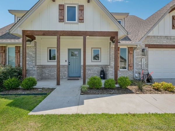 1200 SE 15th , Pryor, OK 74361