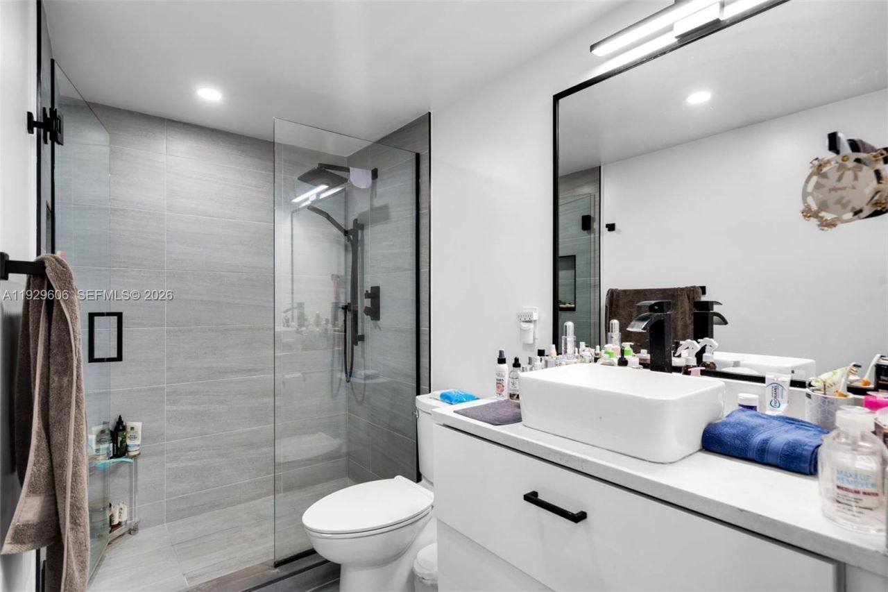 2500 Parkview Dr, Unit 2102, Hallandale Beach, FL 33009 Photo