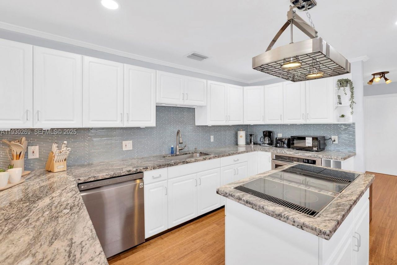 2875 NE 19th St, Pompano Beach, FL 33062 Photo