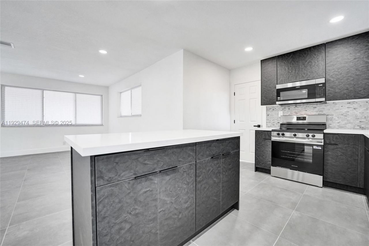 680 SW 29th Ter, Fort Lauderdale, FL 33312 Photo