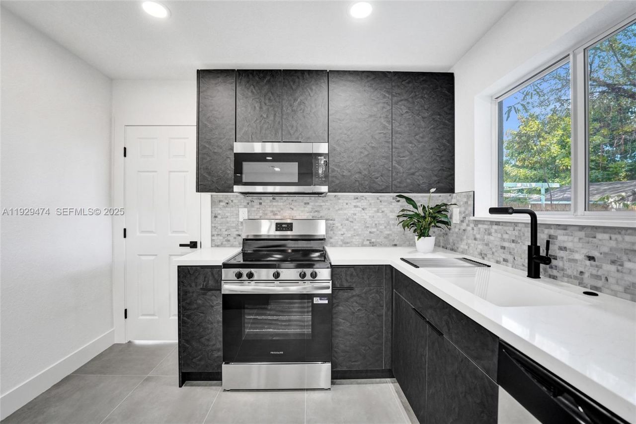 680 SW 29th Ter, Fort Lauderdale, FL 33312 Photo