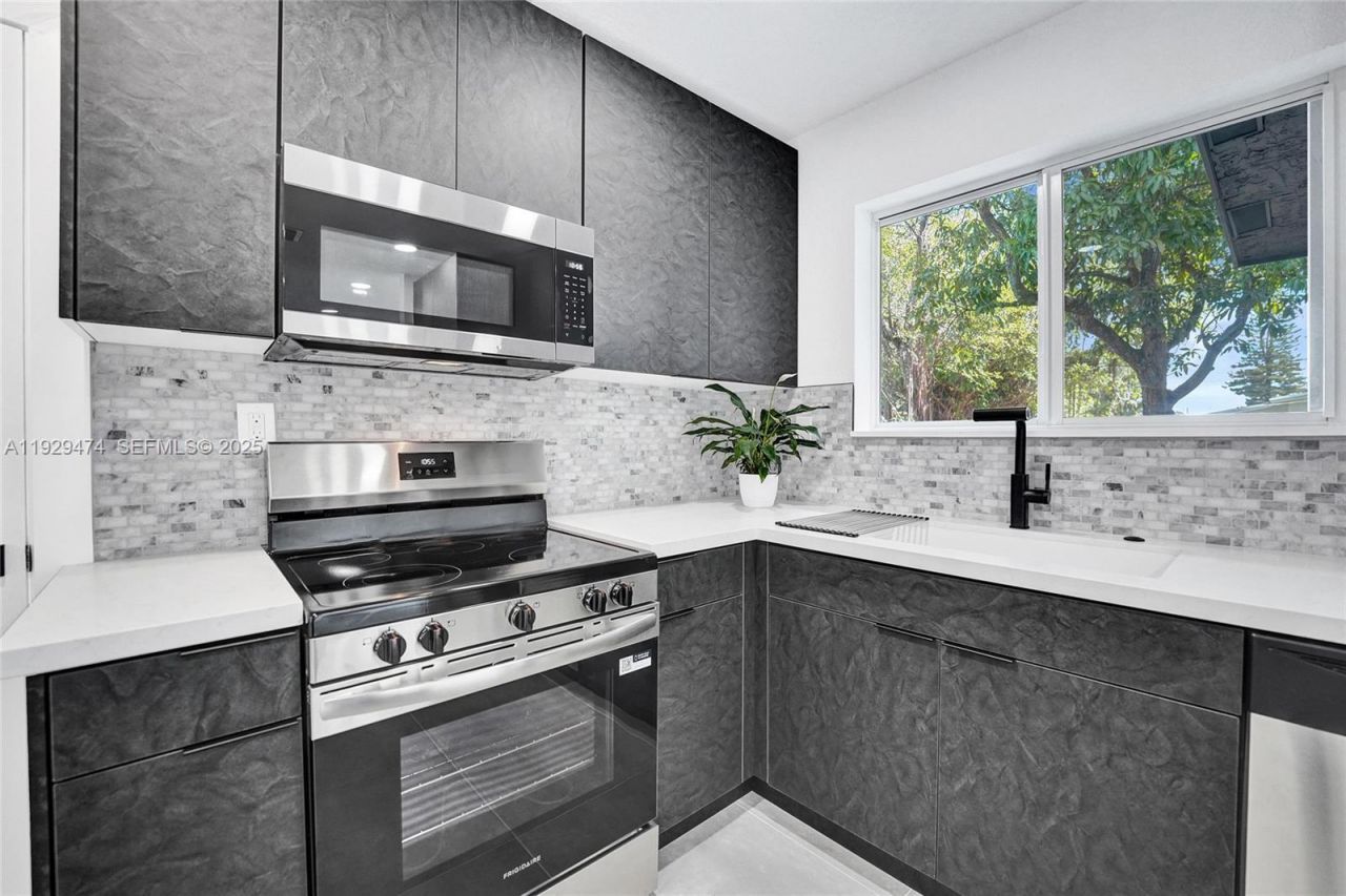 680 SW 29th Ter, Fort Lauderdale, FL 33312 Photo