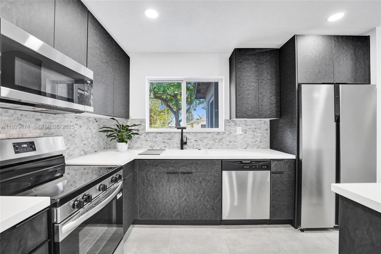 680 SW 29th Ter, Fort Lauderdale, FL 33312 Photo