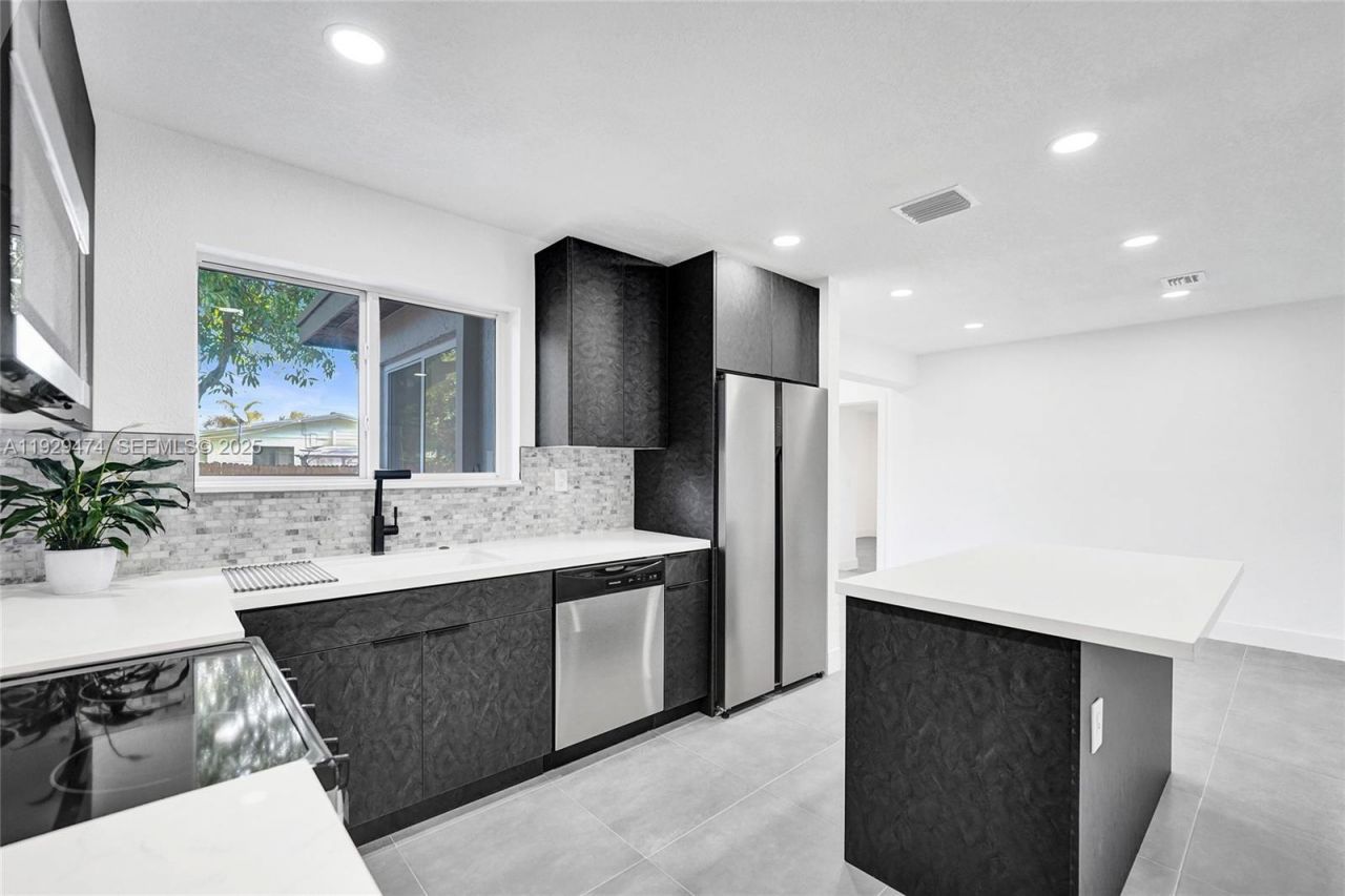 680 SW 29th Ter, Fort Lauderdale, FL 33312 Photo