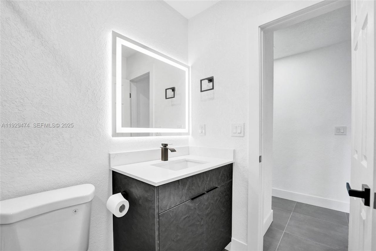 680 SW 29th Ter, Fort Lauderdale, FL 33312 Photo