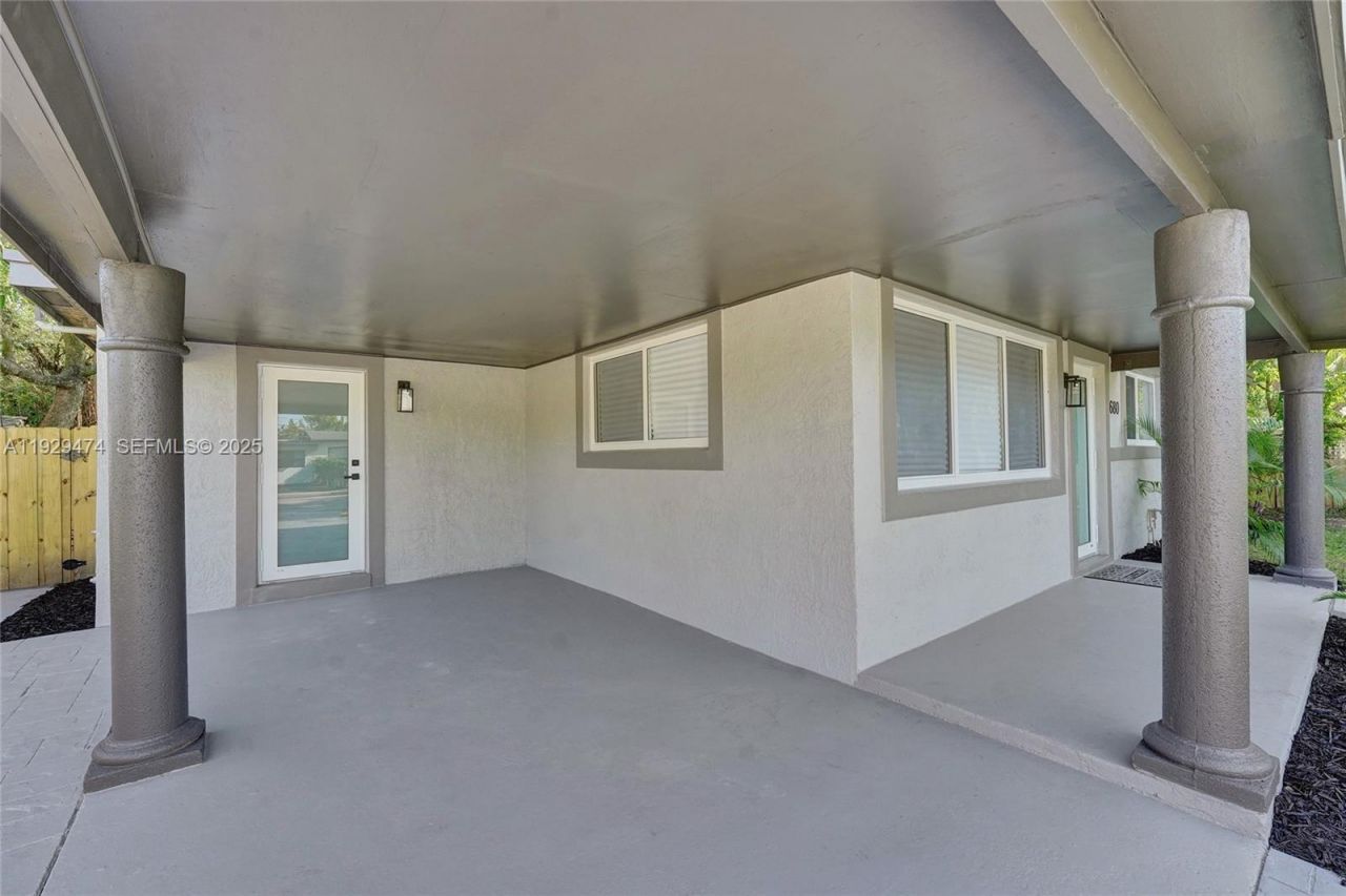 680 SW 29th Ter, Fort Lauderdale, FL 33312 Photo