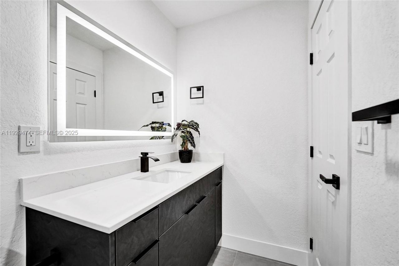 680 SW 29th Ter, Fort Lauderdale, FL 33312 Photo