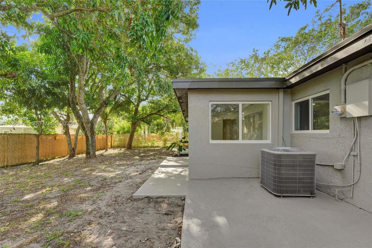 680 SW 29th Ter, Fort Lauderdale, FL 33312 Photo