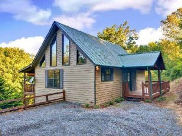 101 MOONSHINE MOUNTAIN Road, Mineral Bluff, GA 30559