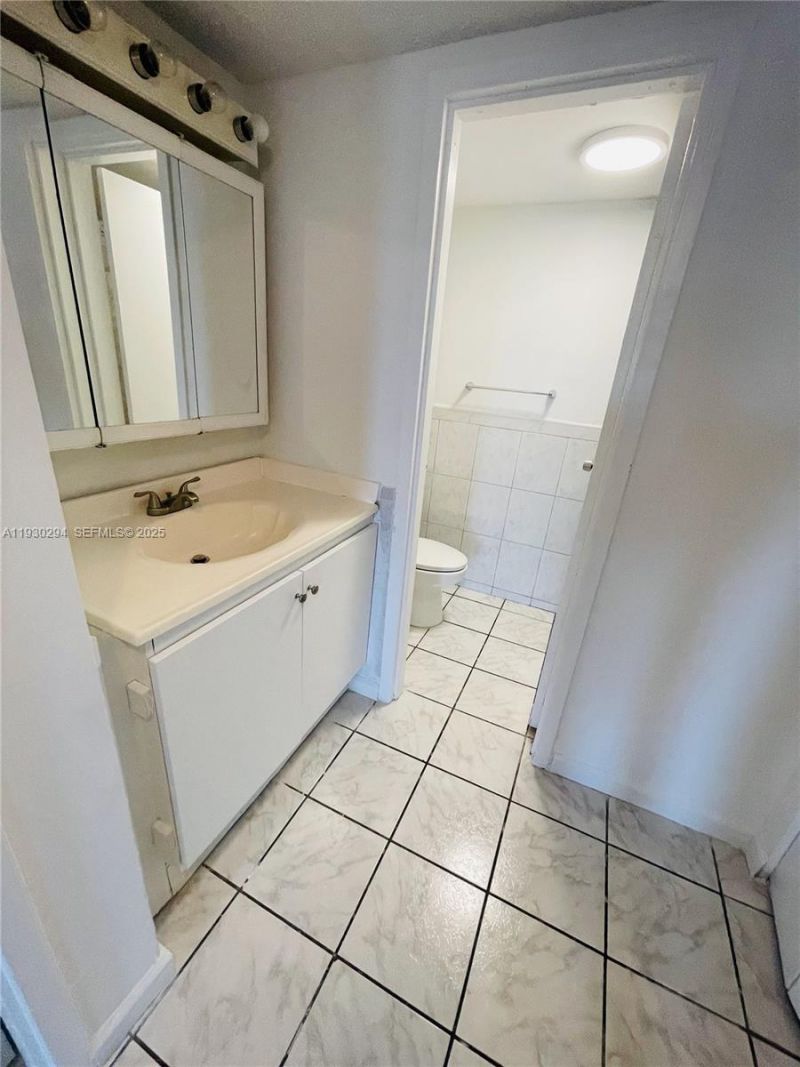 4848 NW 24th Ct, Unit 318, Lauderdale Lakes, FL 33313 Photo