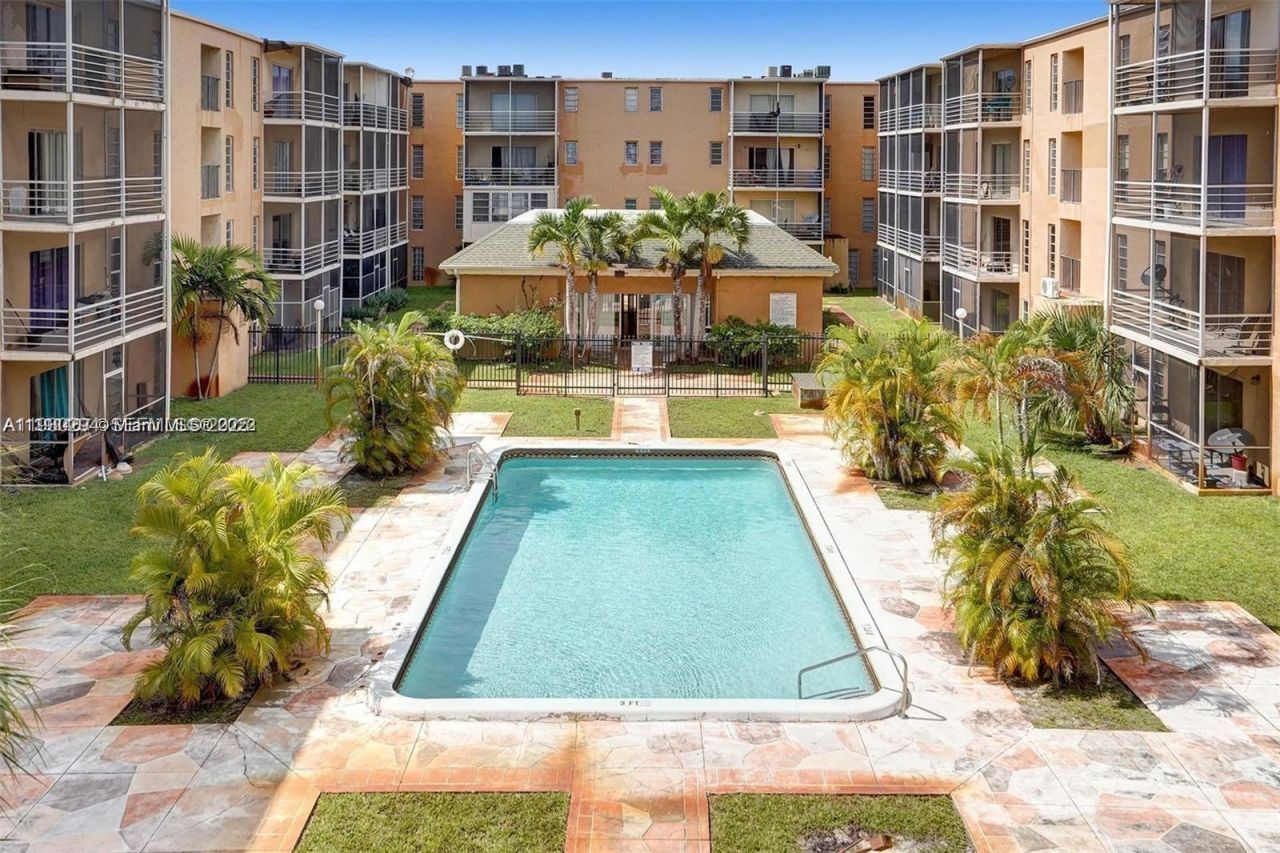 4848 NW 24th Ct, Unit 318, Lauderdale Lakes, FL 33313 Photo