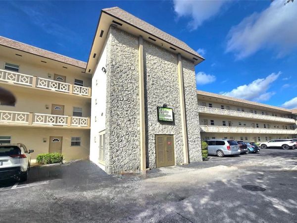 3531 NW 50th Avenue, Unit 609, Lauderdale Lakes, FL 33319