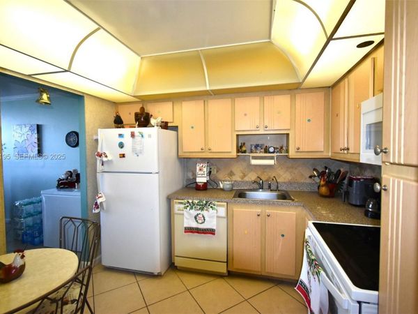 900 Saint Charles Pl, Unit 606, Pembroke Pines, FL 33026