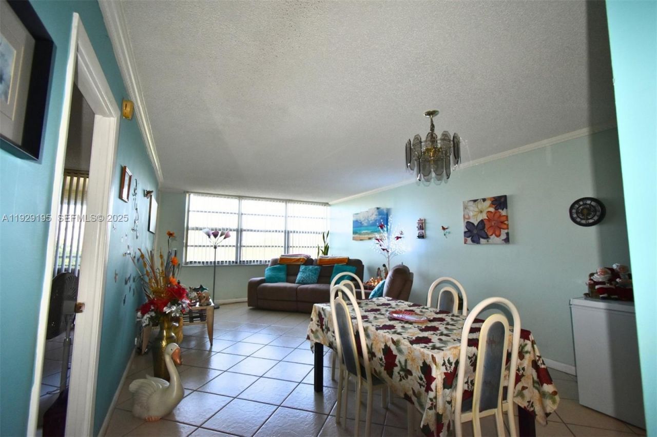 900 Saint Charles Pl, Unit 606, Pembroke Pines, FL 33026 Photo
