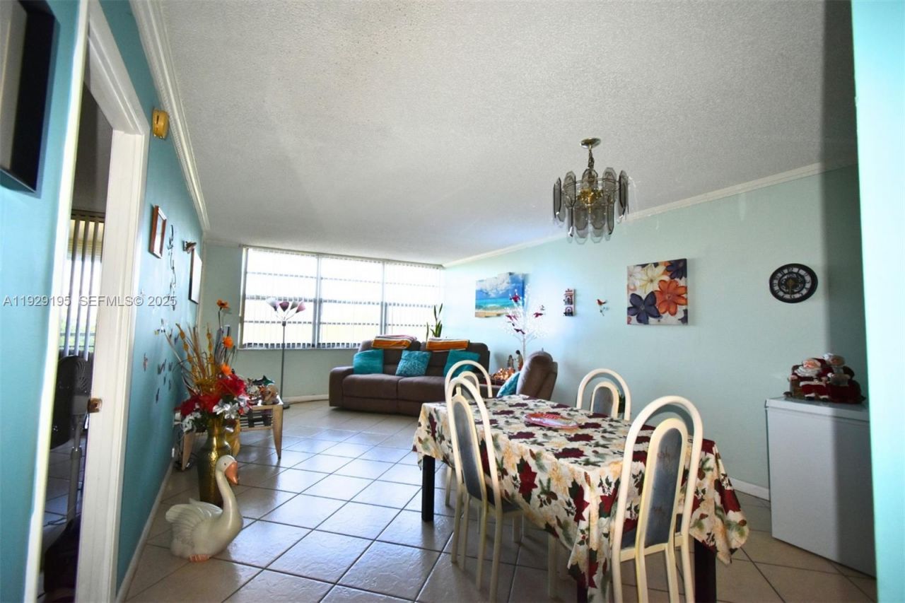 900 Saint Charles Pl, Unit 606, Pembroke Pines, FL 33026 Photo