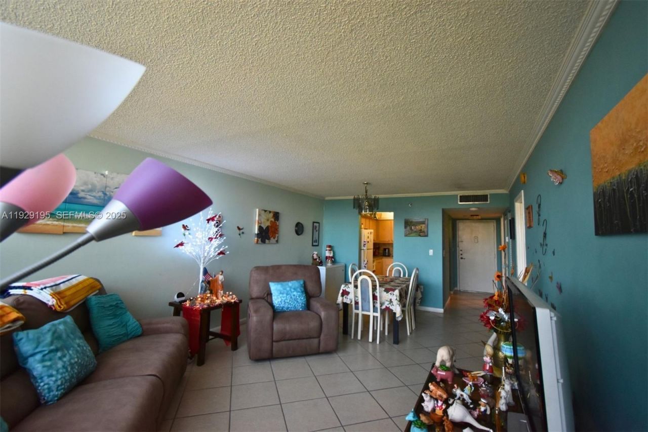 900 Saint Charles Pl, Unit 606, Pembroke Pines, FL 33026 Photo