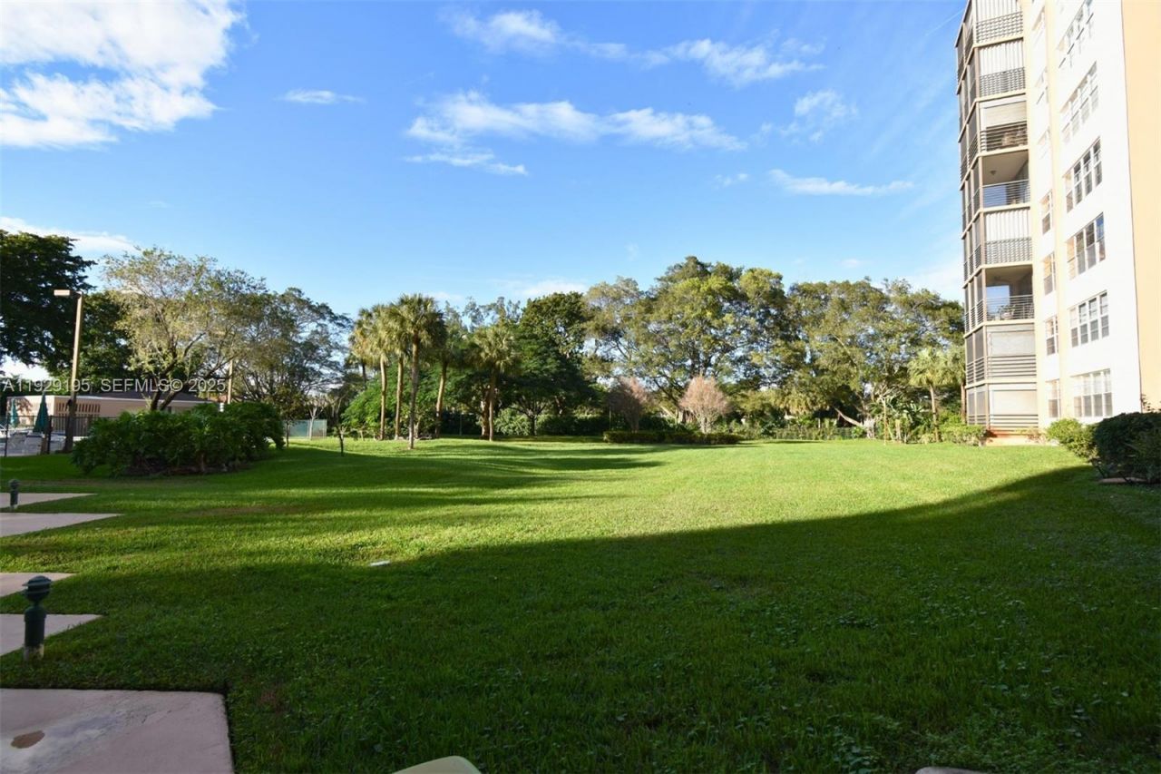 900 Saint Charles Pl, Unit 606, Pembroke Pines, FL 33026 Photo