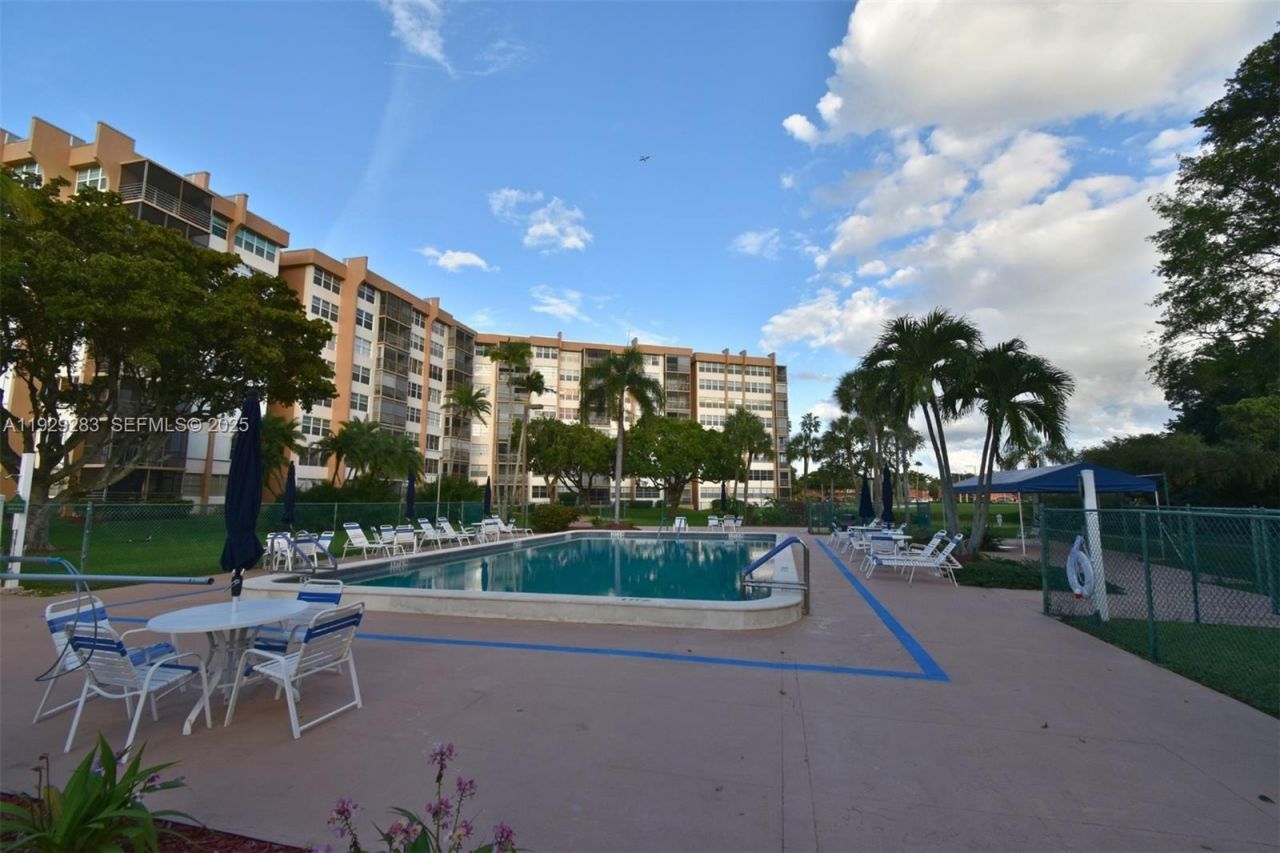 1100 Saint Charles Pl, Unit 620, Pembroke Pines, FL 33026 Photo