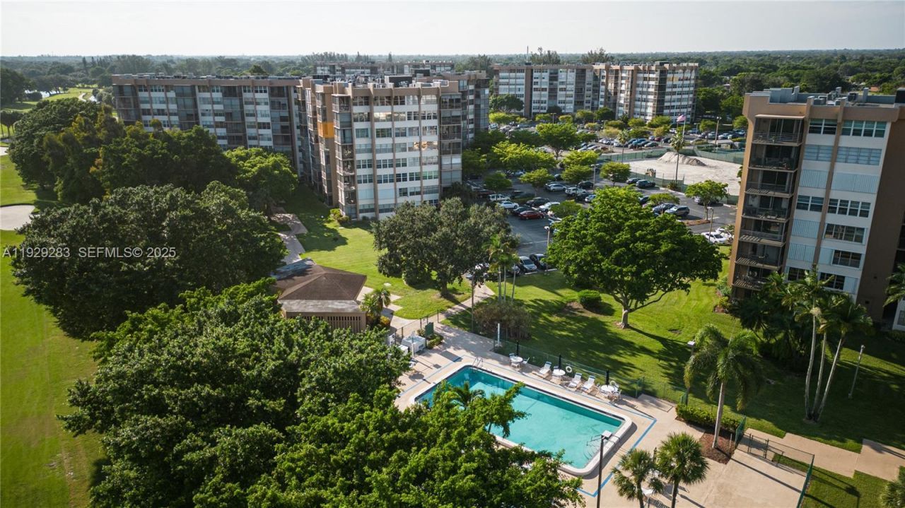 1100 Saint Charles Pl, Unit 620, Pembroke Pines, FL 33026 Photo